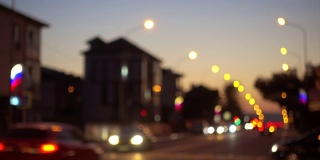 夕阳下的城市灯光，道路和汽车。