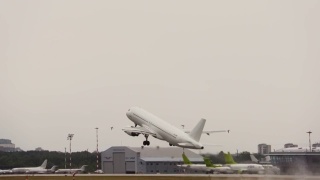 商用飞机在跑道上起飞视频素材模板下载