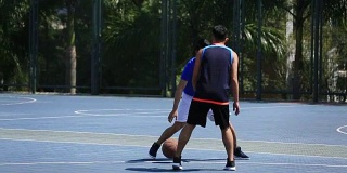 年轻的亚洲篮球运动员在户外球场