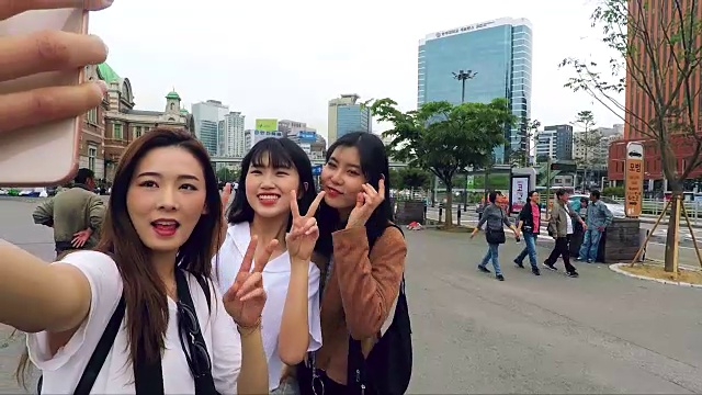 年轻的韩国游客刚刚抵达这座城市