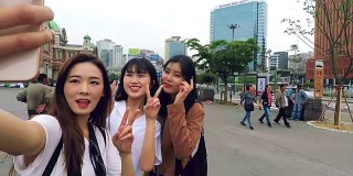 年轻的韩国游客刚刚抵达这座城市