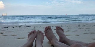 4k: Couple sitting at beach focus only foot