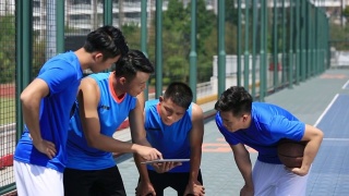 一组亚洲青年篮球运动员讨论战术视频素材模板下载