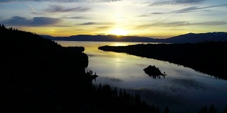 壮观的风景完美的自然目的地翡翠湾在日出-太浩湖，加利福尼亚州