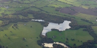 Tabley Mere湖和M6高速公路鸟瞰图，柴郡，英国