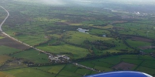 飞机窗外的M6和Tabley Mere湖在英国