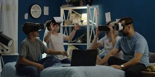 戴着VR眼镜的家人坐在床上