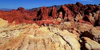 鸟瞰图上的红色和白色的沙漠山和岩层
