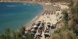 希腊米科诺斯的埃利亚海滩的高角度视图