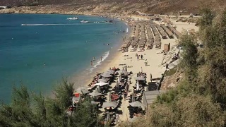 希腊米科诺斯的埃利亚海滩的高角度视图视频素材模板下载