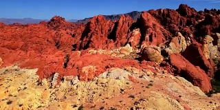 鸟瞰图上的红色和白色的峡谷和山脉在沙漠景观