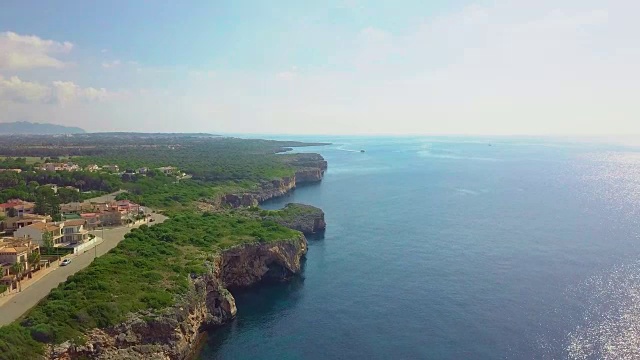 空中风景美丽的卡拉曼迪亚湾与一个美妙的蓝绿色的海，波尔图克里斯多，马略卡，西班牙