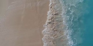 在格雷斯湾，普罗维登夏莱斯，特克斯和凯科斯群岛海浪撞击海滩的无人机鸟瞰图