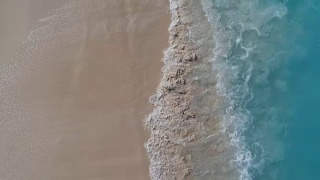 在格雷斯湾，普罗维登夏莱斯，特克斯和凯科斯群岛海浪撞击海滩的无人机鸟瞰图视频素材模板下载