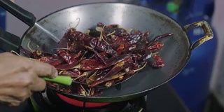 用平底锅煮干红辣椒，泰国菜