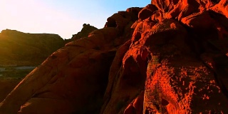 在日落时分，空中降落在充满活力的砂岩山峰上