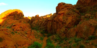 鸟瞰图通过红色的岩石峡谷在日落