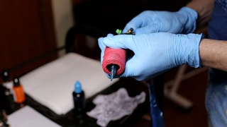 大师纹身艺术家准备工具纹身。视频素材模板下载