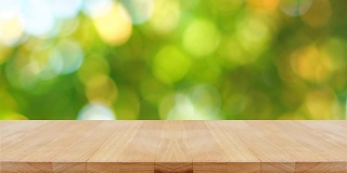 绿色背景的木桌。