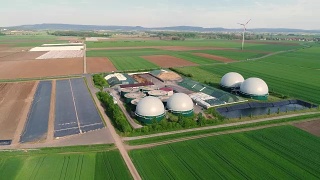 镜头从猪场的沼气厂上空飞过。生物质的可再生能源。现代农业欧盟。鸟瞰图，从空中俯瞰全景视频素材模板下载