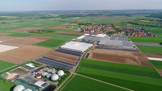 沼气厂航拍视频。农业和温室综合设施配备了自己的沼气生产，欧洲视频素材模板下载