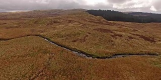 鸟瞰图靠近B4391通过沼泽和山脉的威尔士，英国