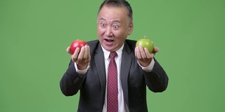 成熟的日本商人与苹果