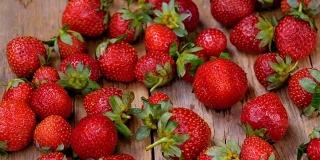 新鲜的草莓在木桌上旋转