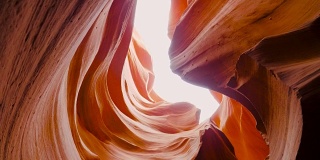 令人惊叹的美丽的石头波光滑的橙色砂岩岩石峡谷