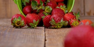 草莓从桶上落到木头上的慢动作