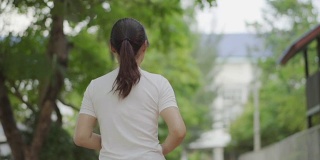 一个年轻女子在公园里跑步的慢镜头