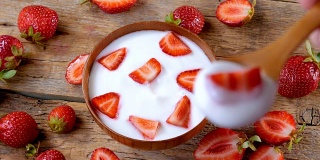 吃碗里的草莓酸奶
