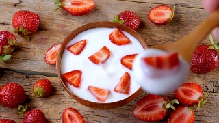 吃碗里的草莓酸奶视频素材模板下载