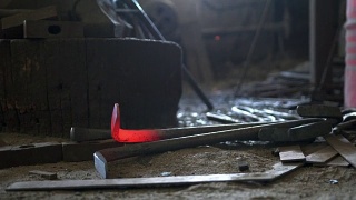 热铁在铁匠店里冷却视频素材模板下载