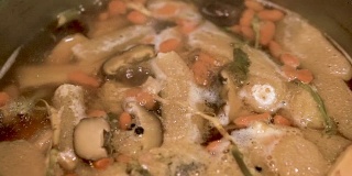 SLO MO竹蘑菇排骨汤。