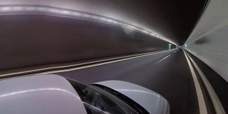 高速行驶的汽车在隧道里