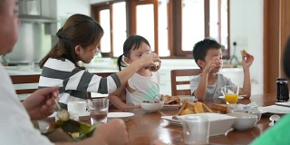 亚洲家庭吃早餐
