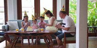一个亚洲家庭庆祝生日