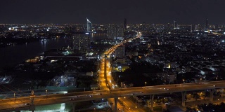 汽车行驶在道路和高速公路上的曼谷市在晚上的交通概念，泰国