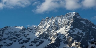 西拉克山峰(Ecrins国家公园)与过往的云。Valgaudemar Hautes-Alpes,法国