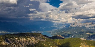 Serre-Poncon湖，Savines-le-Lac和大摩根峰与路过的云在夏天。Hautes-Alpes,阿尔卑斯山,法国
