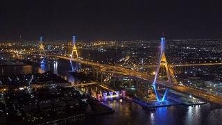 泰国曼谷，普密蓬大桥，湄南河，夜间的建筑视频素材模板下载