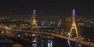 泰国曼谷，普密蓬大桥，湄南河，夜间的建筑