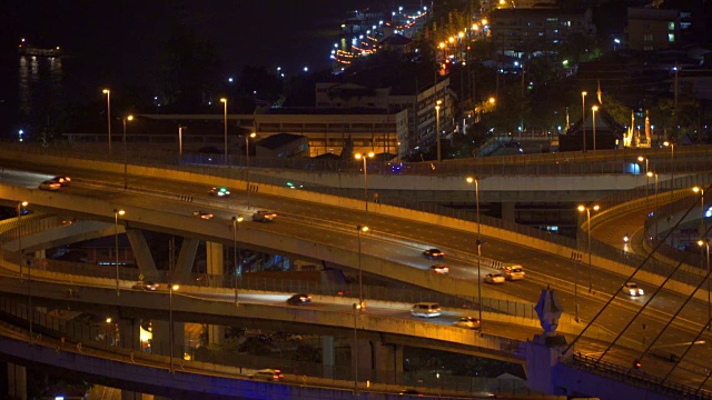 汽车行驶在道路和高速公路上的曼谷市在晚上的交通概念，泰国