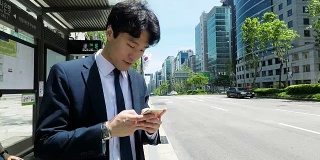 商人在韩国首尔乘公共汽车上下班