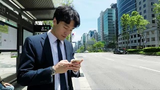 商人在韩国首尔乘公共汽车上下班视频素材模板下载