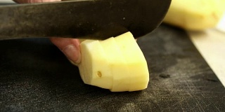 用土豆削皮器削新鲜土豆