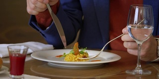 一名年轻人在餐馆用餐时用刀叉打烊