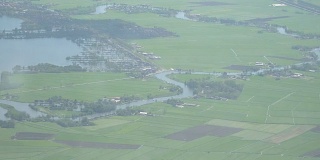 农村被水浸透的田地。水池和洪道发育