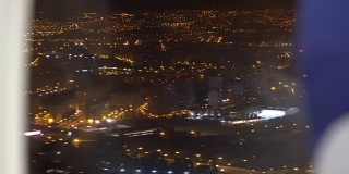 从飞机窗口看到的夜空中的城市夜景